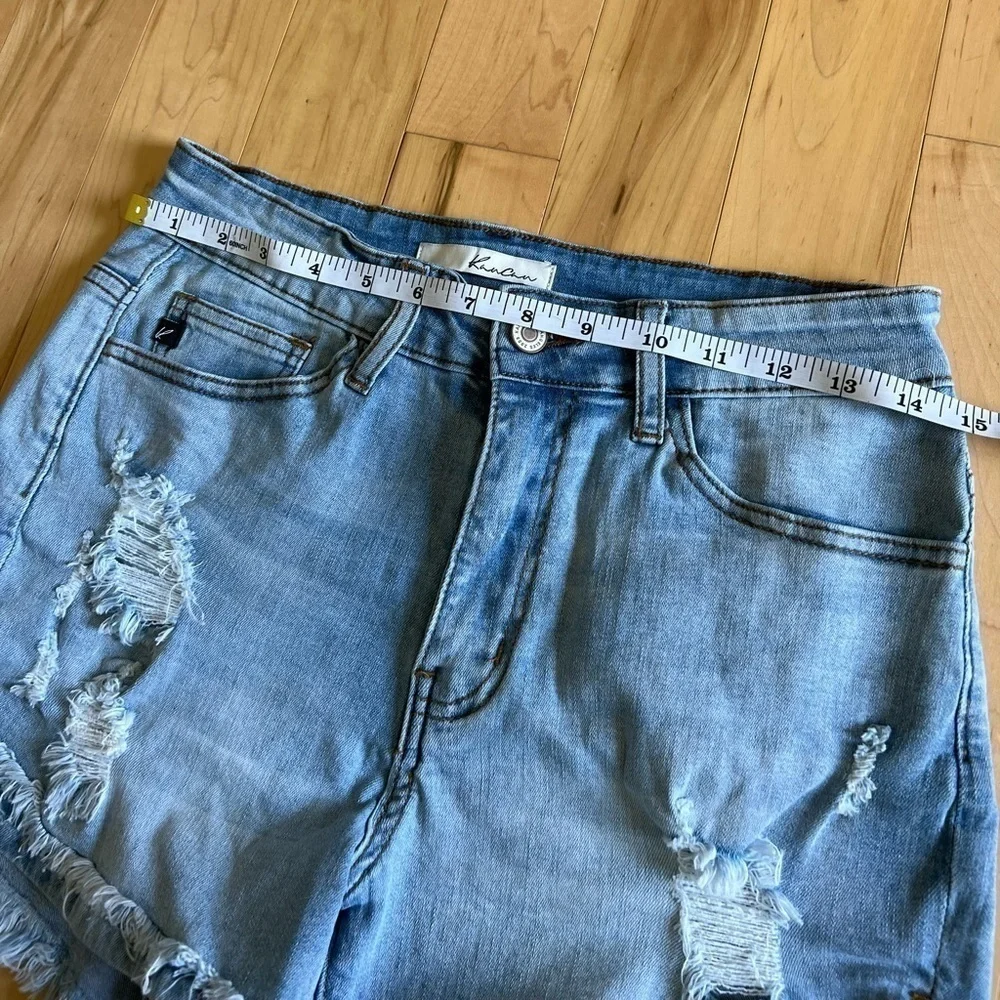 KanCan Estilo Light wash distressed women’s cut off Denim Jean shorts size 27